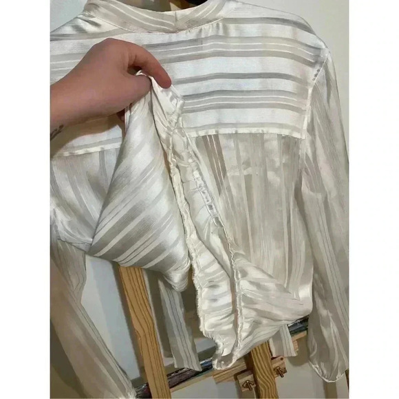 Guess Los Angeles , Belissa Printed Tie Neck Blouse size medium - Picture 7 of 7